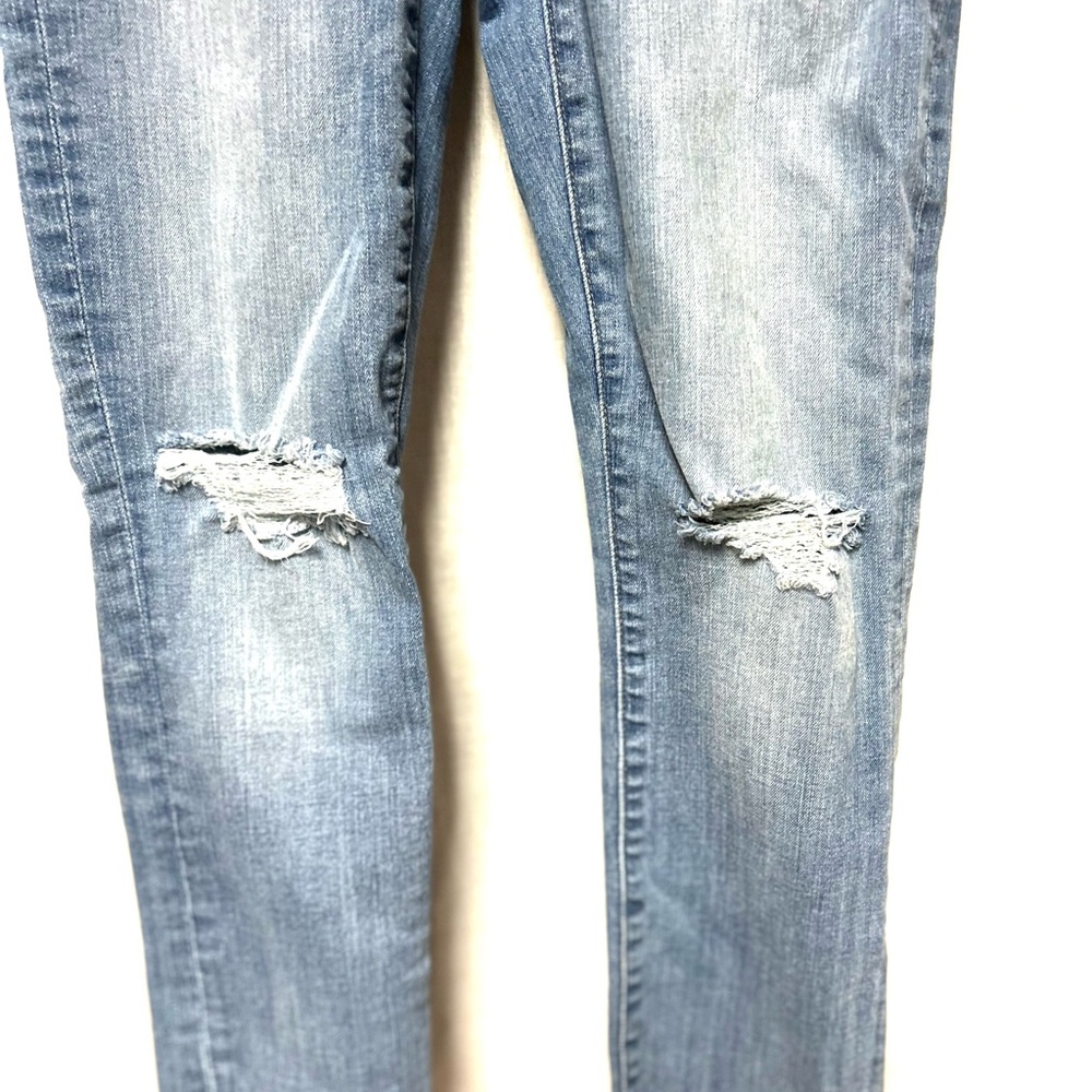 Madewell distressed skinny jeans
Size 25